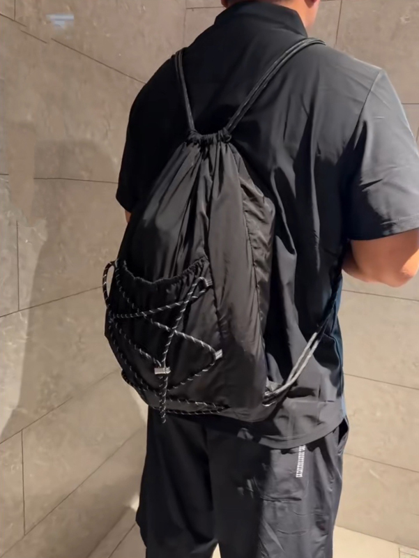 Drawstring Gym Bag - กระเป๋าเป้เชือกรูดไนลอนยับย่นสำหรับทุกเพศ SHELKSBAG พร้อมเชือกยืดหยุ่น กันน้ำ กระเป๋าใส่ของสำหรับยิม ใส่แล็ปท็อป